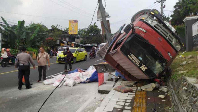Tak Kuat Nanjak, Truk Terguling di Puncak Bogor