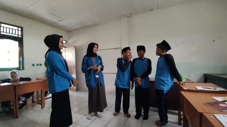 KKN di Desa Bojong, Mahasiswa STKIP Arrahmaniyah Edukasi Tentang Sains