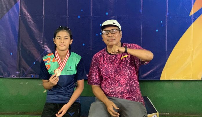 Siswi SDN Gunung Putri 01 Kabupaten Bogor menjadi juara cabang olahraga badminton O2SN SD se-Jabar 2023