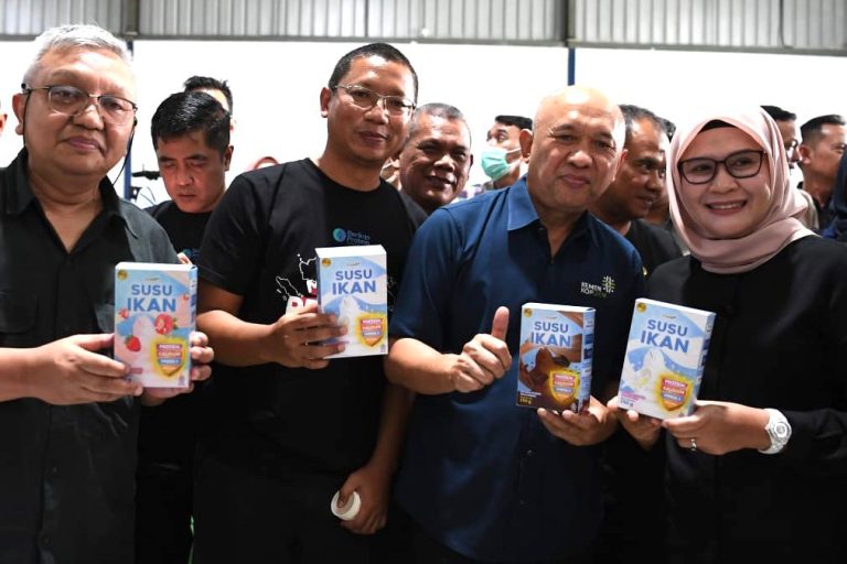 Inovasi Berbasis Lokal, MenKopUKM Launching Susu Ikan Pertama di Indonesia