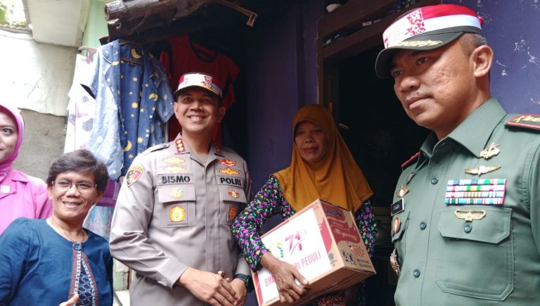 Bentuk Kepedulian, TNI-Polri Gelar Bakti Sosial di Sukamulya