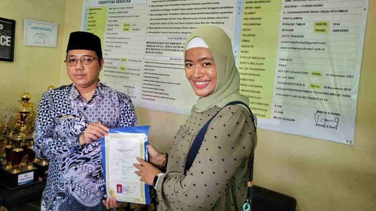 Tokoh Muda Naviri Priliarahma Bantu Siswa Tebus Ijazah di SMK Sirojul Huda 1&2 Kota Bogor