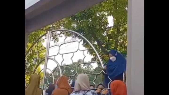 Antusias Sambut Ustadzah Syarifah Halimah Alydrus di Masjid Raya Bogor, Seorang Ibu Nekat Panjat Pagar