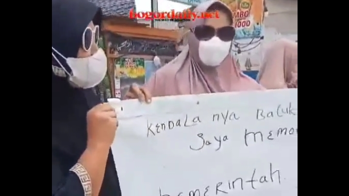 Emak-emak Demo Jalan Rusak di Tenjolaya Bogor