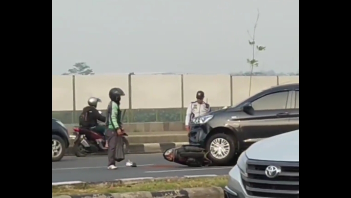 Kecelakaan di Kandang Roda Bogor, Motor Ojol Masuk Kolong Mobil