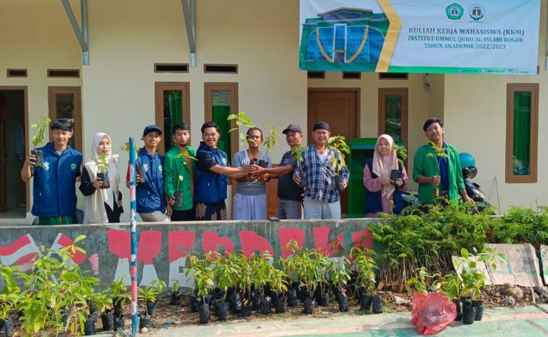 Mahasiswa KKM Kelompok 03 IUQI Bogor Tanam Bibit Pohon di Ciaruteun Udik
