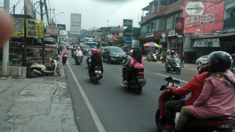 Puncak melawan arus pedagang penertiban