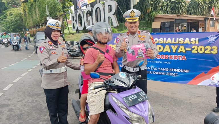 Operasi Zebra Lodaya, Satlantas Polresta Bogor Kota Bagikan Sabuk Keselamatan untuk Pengendara Motor