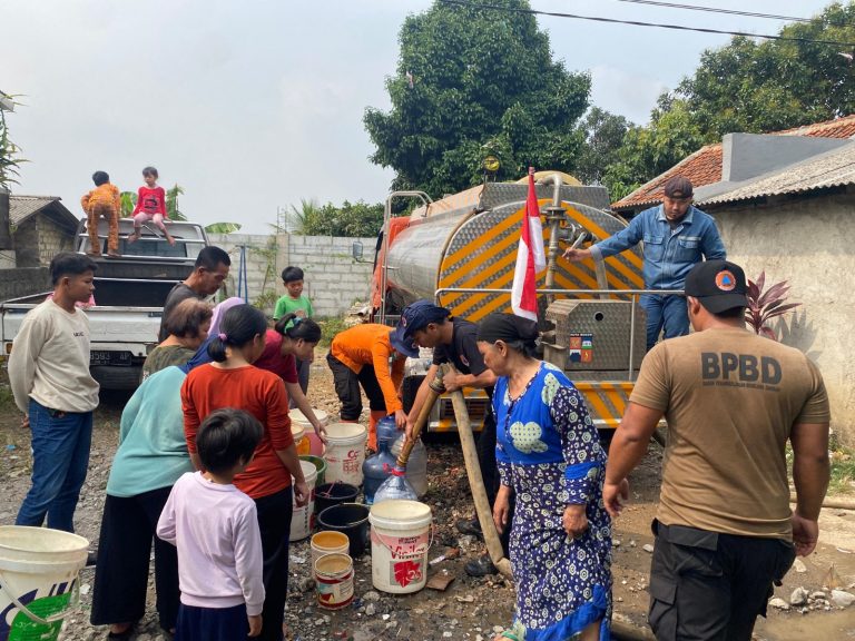 BPBD Kota Bogor Distribusikan Air Bersih, Warga Diminta Berhemat
