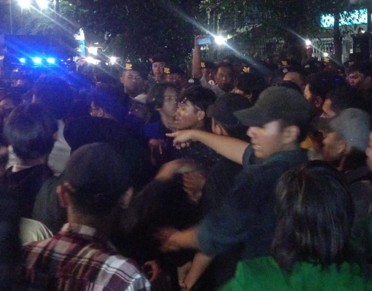 Coba Terobos Barikade Polisi, BEM Se-Bogor Minta Pihak Istana Bogor Keluar
