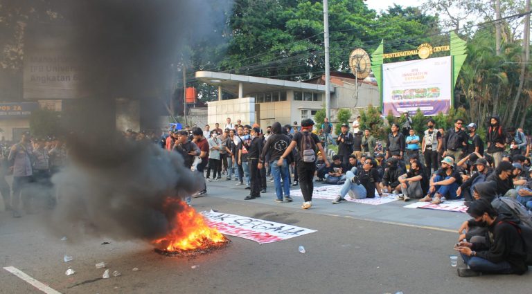 Mahasiswa Unpak Gelar Aksi Damai September Hitam di Tugu Kujang Bogor