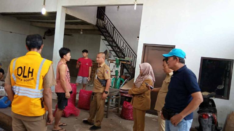Gudang Jengkol di Tanah Sareal Bogor Diperiksa Petugas Gara-gara Baunya Dikeluhkan Warga
