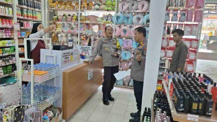 Polisi tindaklanjuti aksi pencurian pada sebuah mini market di desa Bojong Rangkas, Kecamatan Ciampea, Kabupaten Bogor, Rabu 13 September 2023.(Istimewa/Bogordaily.net).