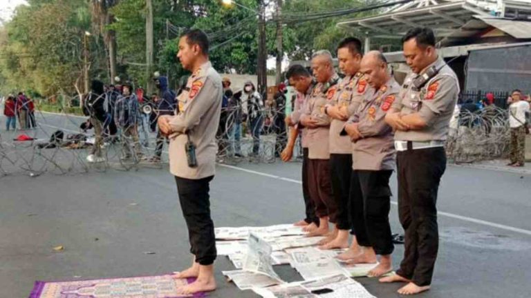 Kapolresta Bogor Jadi Imam Sholat Asar di Tengah Aksi Demo