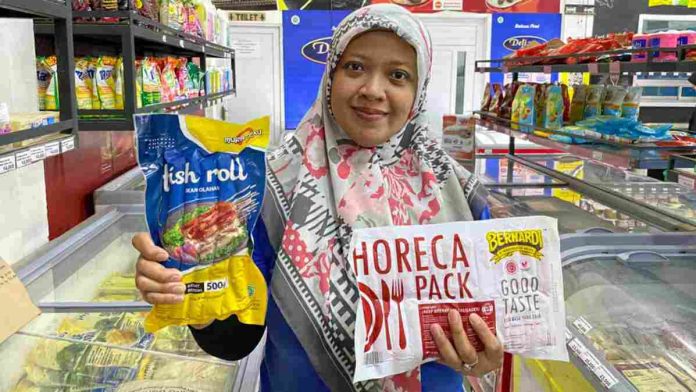 Karyawan Redbox Frozen Food menawarkan promo spesial Murateku Fishroll 500 gram dan BND Horeca VP 1 Kg. (Istimewa/bogordaily.net).