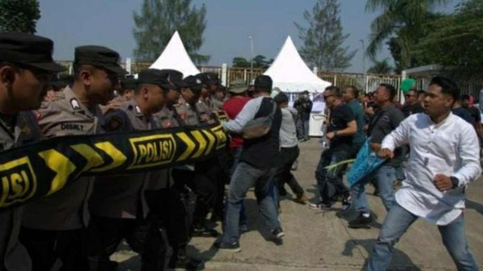Simulasi Jelang Pemilu 2023, Polres Bogor 'Bentrok' di Stadion Pakansari