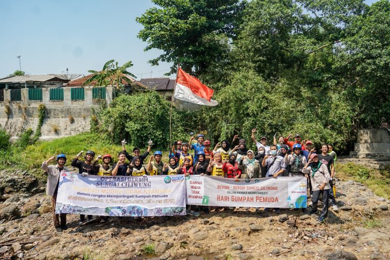 Peringati Sumpah Pemuda, Mahasiswa UIKA Pulung Sampah di Ciliwung