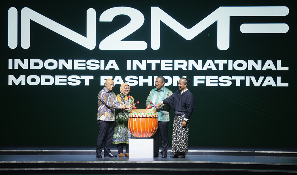 Menteri Koperasi dan UKM (MenKopUKM) Teten Masduki hadir dalam ajang Indonesia International Modest Fashion Festival (IN2MF) 2023. (Foto: Humas KemenKopUKM)