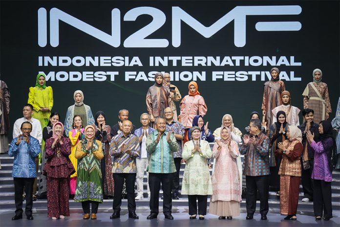 Menteri Koperasi dan UKM (MenKopUKM) Teten Masduki hadir dalam ajang Indonesia International Modest Fashion Festival (IN2MF) 2023. (Foto: Humas KemenKopUKM)