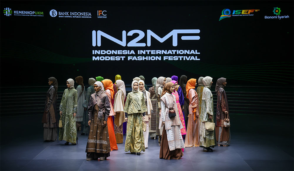 Menteri Koperasi dan UKM (MenKopUKM) Teten Masduki hadir dalam ajang Indonesia International Modest Fashion Festival (IN2MF) 2023. (Foto: Humas KemenKopUKM)
