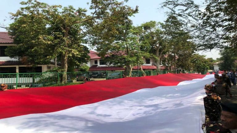 Bendera 100 Meter Diarak Meriahkan Kirab Merah Putih di Cibinong Bogor