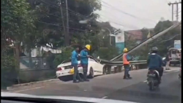 Kecelakaan Tragis di Kemang Bogor, Mercedes-Benz Tabrak Tiang PLN Sampai Roboh