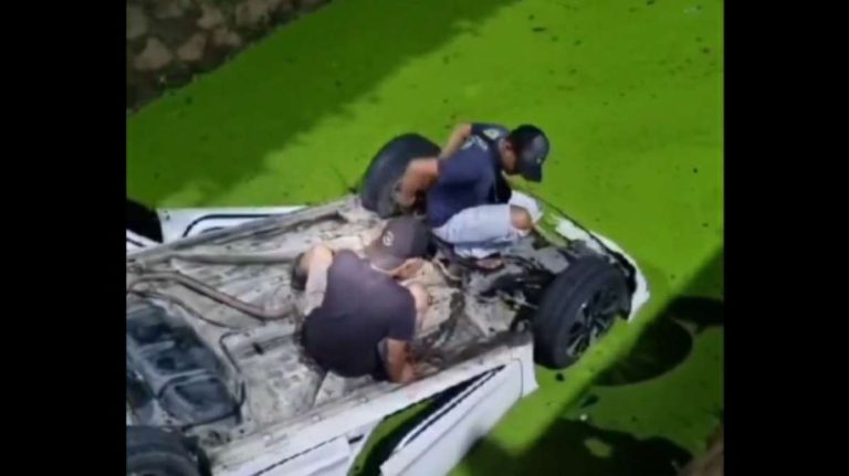 Kecelakaan Dramatis di Metland Cileungsi Bogor , Mobil Brio Terjun ke Sungai