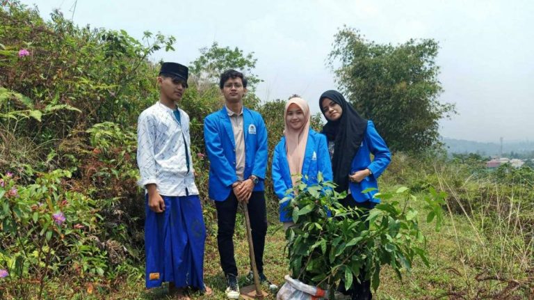 Mahasiswa UIN Syarif Hidayatullah dan Santri Tanam Pohon di Hari Santri