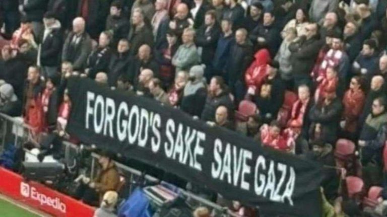 Liverpool Dukung Palestina, Fans The Reds  Bentangkan Bendera di Stadion Anfield