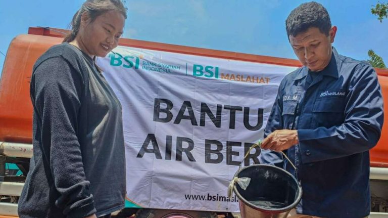 BSI Maslahat Salurkan 192 Liter Air Bersih Kepada Masyarakat Bogor dan Bekasi