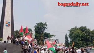 Naik Kuda Kibarkan Bendera Palestina, Umat Islam Padati Tugu Kujang di Bogor
