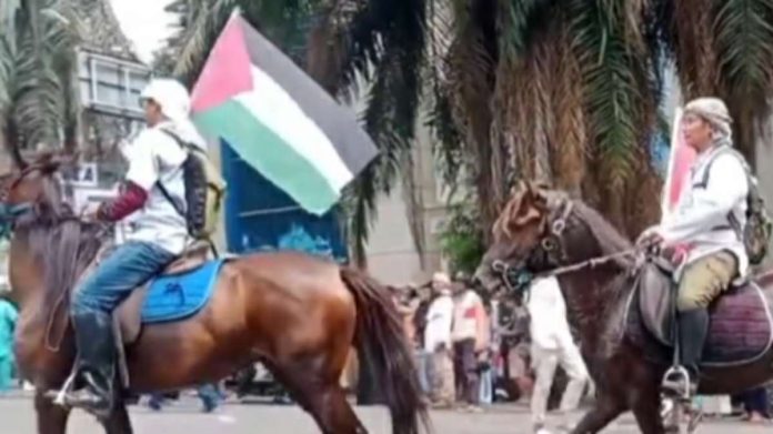 Naik Kuda Kibarkan Bendera Palestina, Umat Islam Padati Tugu Kujang di Bogor