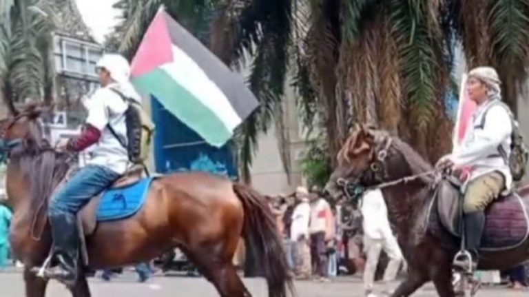 Menunggang Kuda Kibarkan Bendera Palestina, Umat Islam Padati Tugu Kujang Bogor