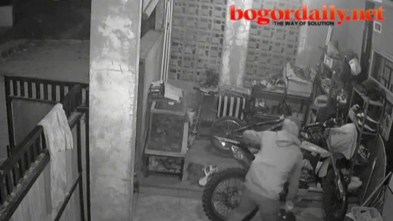 Pencurian Motor di Perumahan Metro Parung Panjang Bogor Terekam CCTV, Ada yang Kenal?