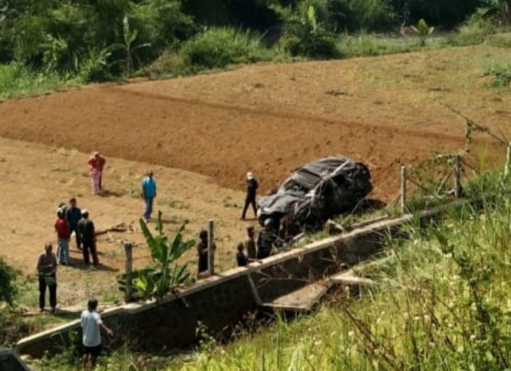 Kecelakaan di Tol Bocimi: Pajero Ringsek Terjun ke Luar Jalur, Sopir Luka Berat
