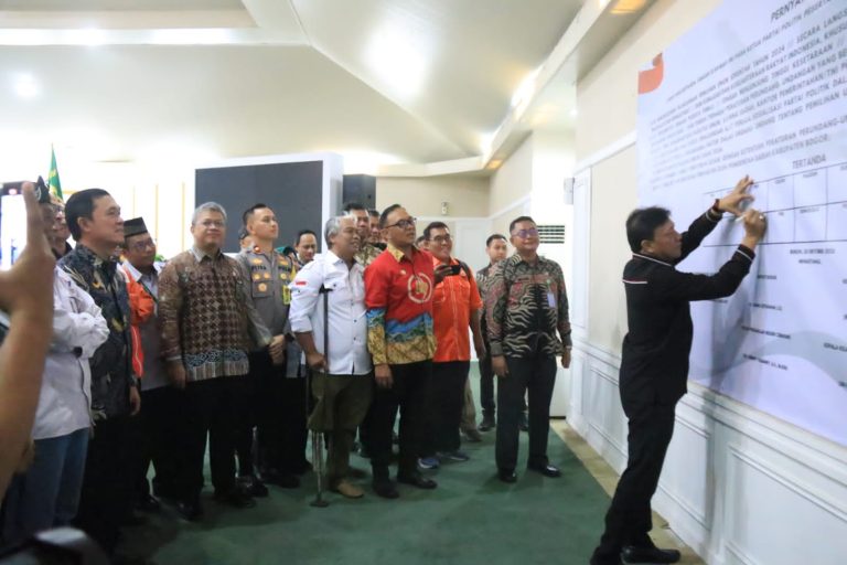 Sukseskan Pemilu 2024, Iwan Setiawan Teken Pernyataan Bersama Parpol 