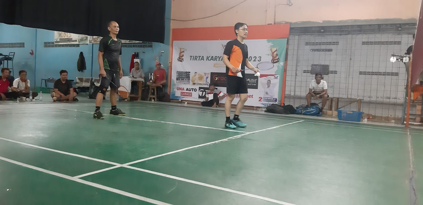 Para juara turnamen bulutangkis Tirta Karya 2023 usai pertandingan.  (Foto: Istimewa/Bogordaily.net)