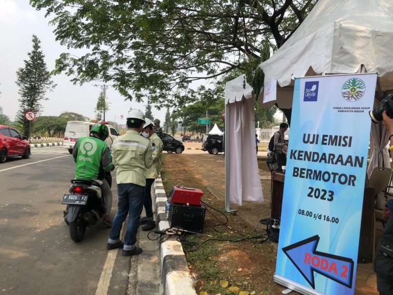 Dibuka untuk Umum, Ratusan Kendaraan Ikuti Uji Emisi Gratis di Stadion Pakansari Bogor 