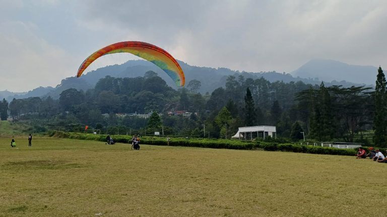 Gantole Paralayang Puncak Jadi Destinasi Wisata Olahraga Seru di Bogor