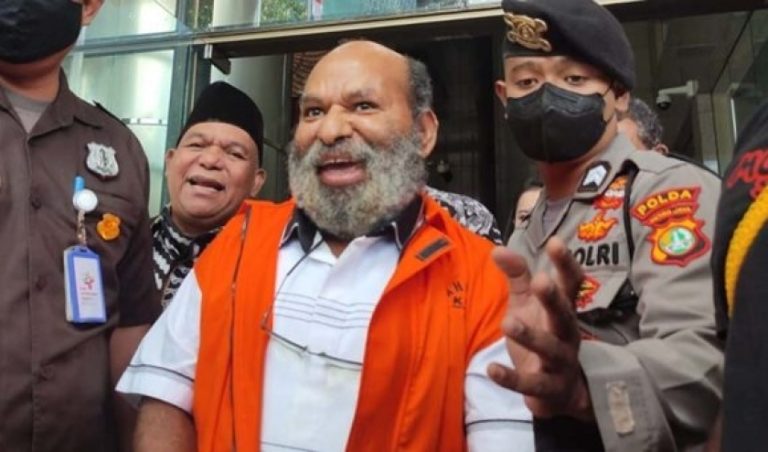 Gubernur Nonaktif Papua Lukas Enembe Divonis 8 Tahun Penjara