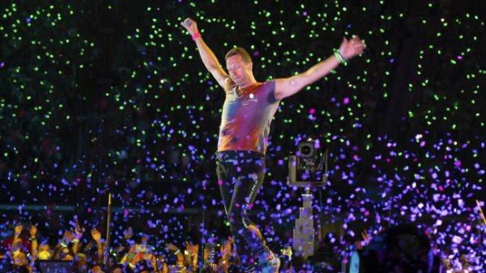 Konser Coldplay di Jakarta, Chris Martin Berpantun “Pinjam Seratus!”