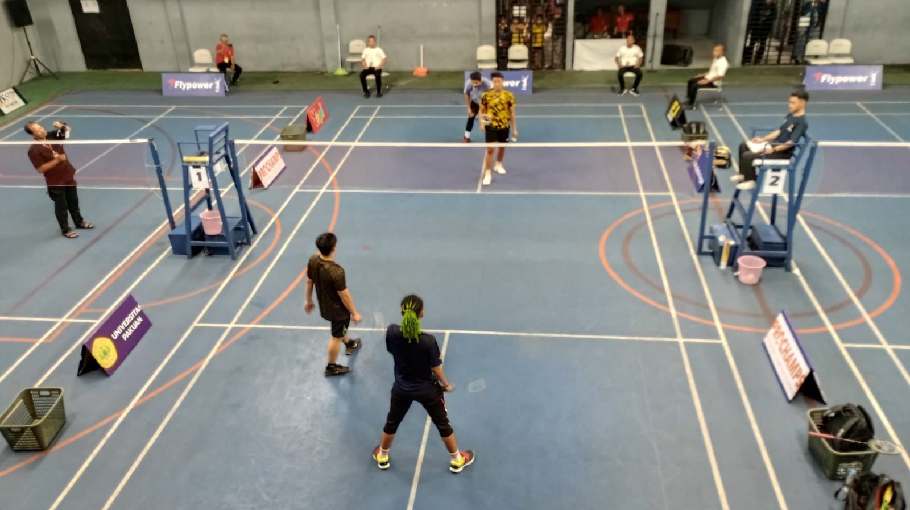 Agrippina Sigit Pamungkas Densu, 81 menyelenggarakan Open Badminton Competition di GOR Indoor Padjajaran, TlKota Bogor pada Selasa, 21 November 2023. (Ibnu/Bogordaily.net).