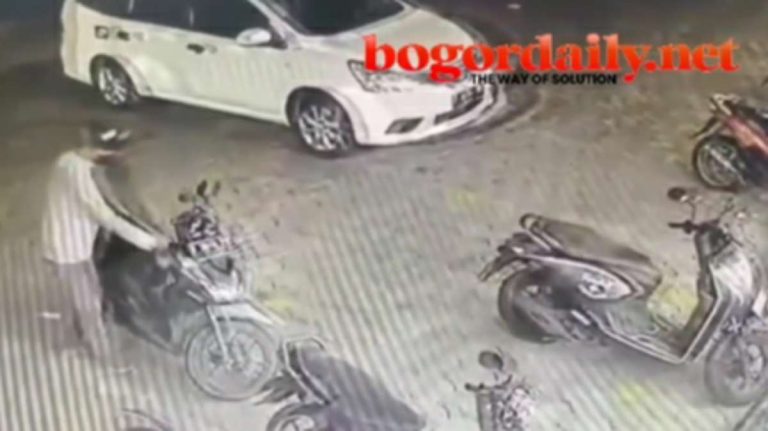 Pencuri Motor di Parkiran Minimarket Villa Bogor Indah Terekam CCTV