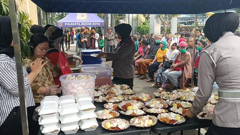 Jumat Berkah, Polresta Bogor Kota Kembali Bagikan 200 Porsi Sarapan Gratis dan Layanan Kesehatan  