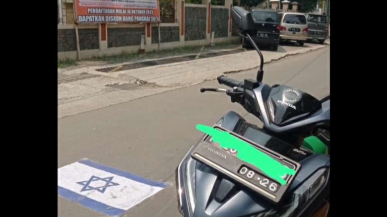 Dukung Palestina, Bendera Israel Dilindes dan Diinjak-injak di Bogor