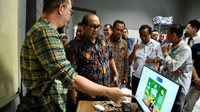 Sekretaris Kementerian Koperasi dan UKM (SesKemenKopUKM) Arif R Hakim mengatakan Rumah Kemasan yang segera di instal dan dioperasikan di PLUT-KUMKM Subang diharapkan dapat dimanfaatkan sebaik-baiknya untuk meningkatkan omzet pelaku UMKM sehingga usahanya semakin maju dan berkembang.