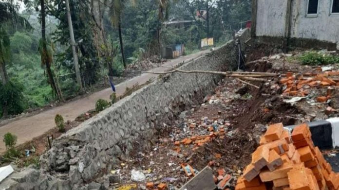 Akibat Hujan Deras, Turap Yang Baru Dibangun di Gedung Pusdai Cibinong Roboh