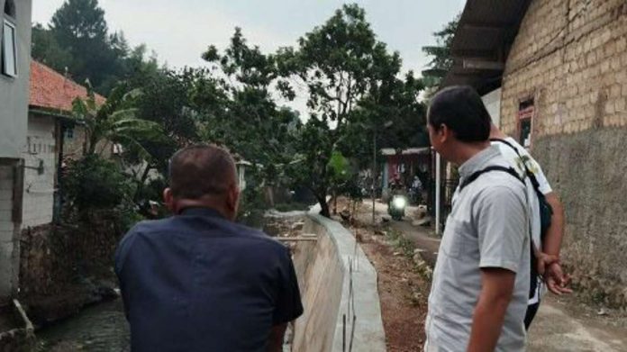 Anggota DPRD Kota Bogor, Mardiyanto, meninjau TPT yang tergerus air di RW 07, Kelurahan Cipaku, Kecamatan Bogor Selatan. (Istimewa/bogordaily.net).