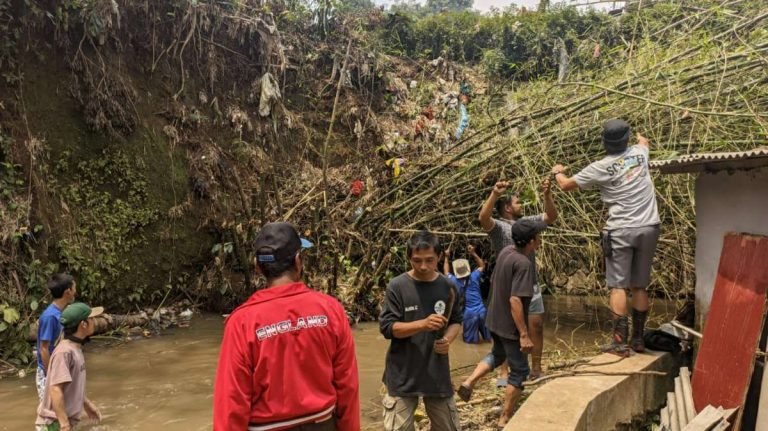 Relawan Juara Bogor Barat Bersihkan Aliran Sungai Setelah Hujan Deras