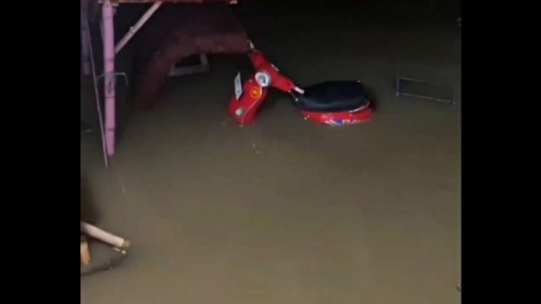 Banjir Ektrem di Cibuluh Kota Bogor, Rumah Terendam Motor Kelelep